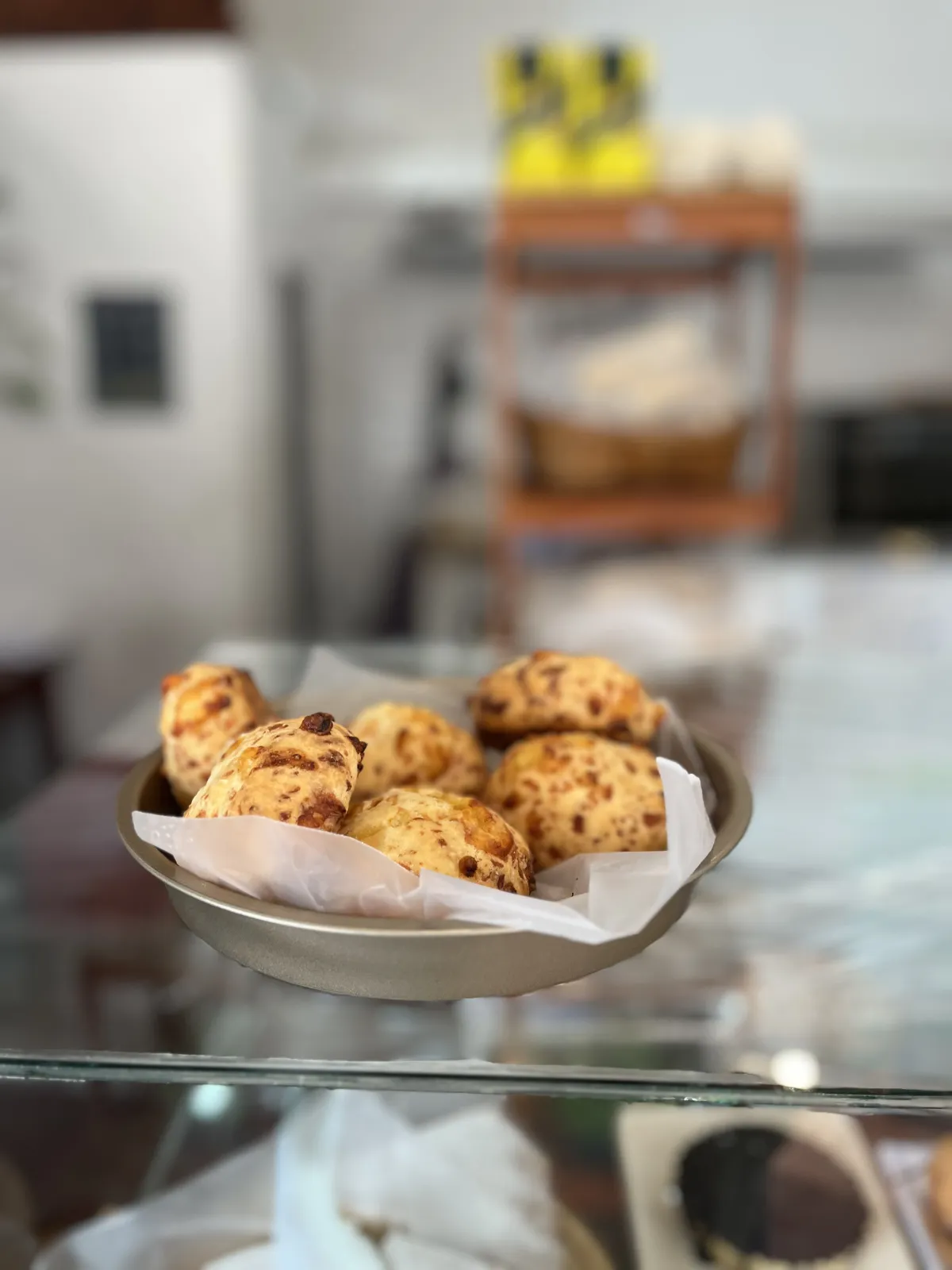 Chipás de queso recién horneados en la vitrina de LA BÁSICA
