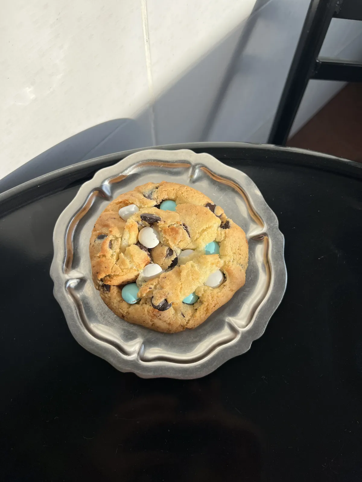 Cookie artesanal con chips de chocolate y confites de LA BÁSICA