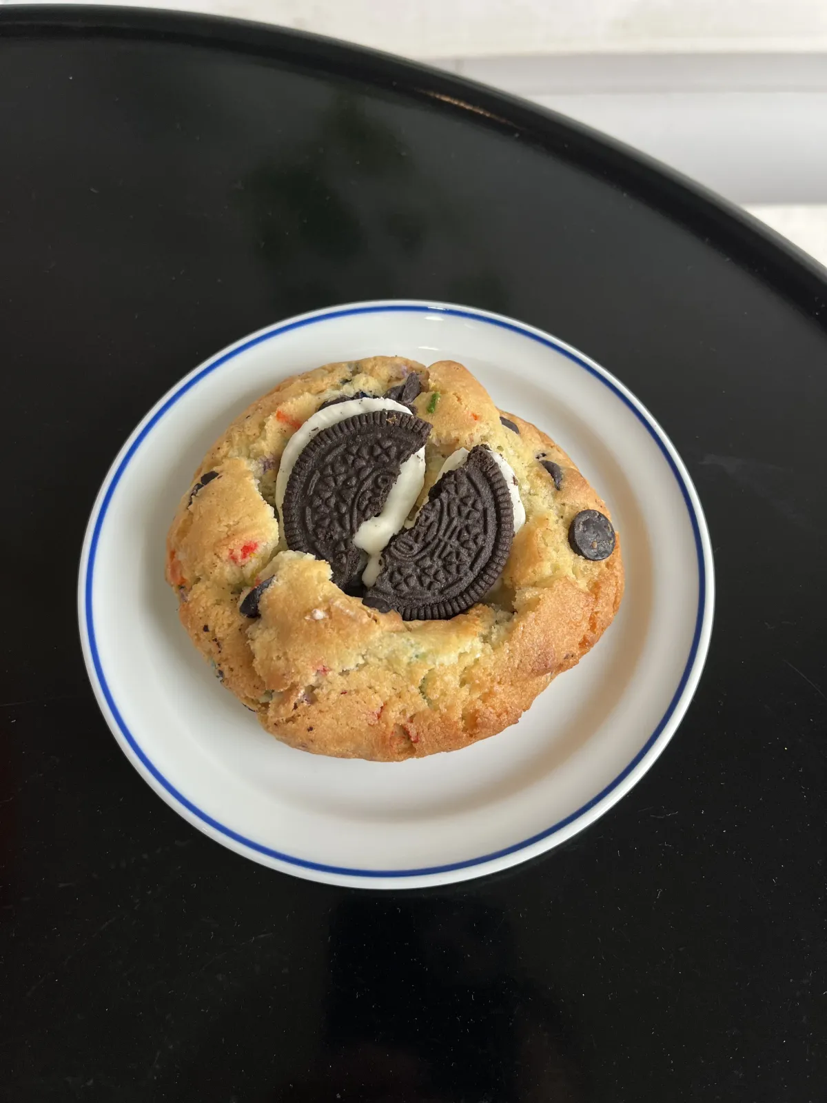 Cookie rellena con Oreo de LA BÁSICA Pastelería