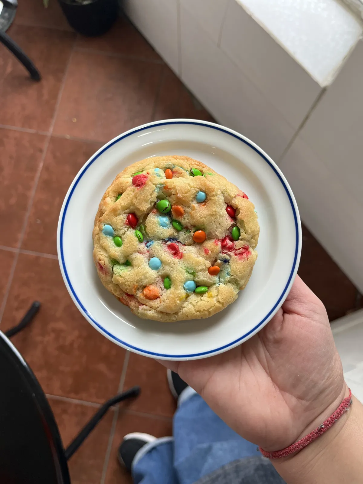 Cookie con confites de colores de LA BÁSICA Pastelería