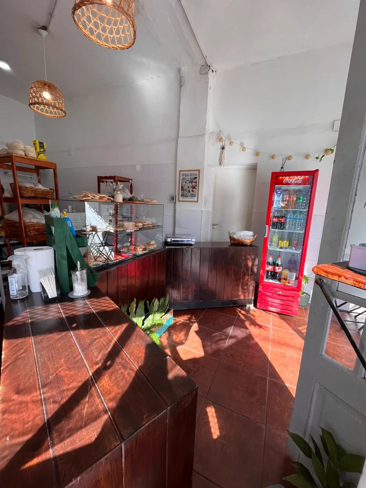 El interior del local de LA BÁSICA con el mostrador y los panes del día