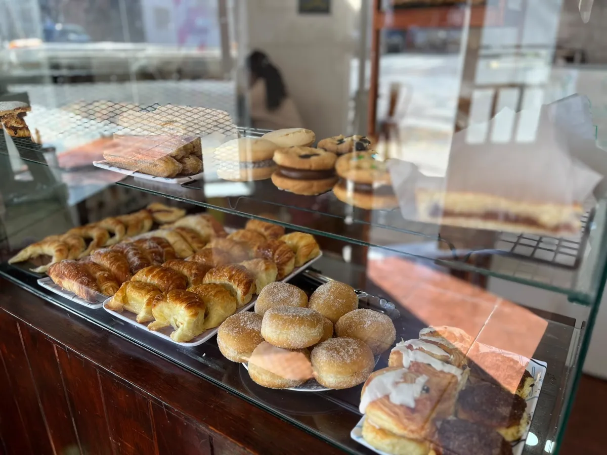 Vitrina con facturas, berlinesas y cookies recién horneadas en LA BÁSICA