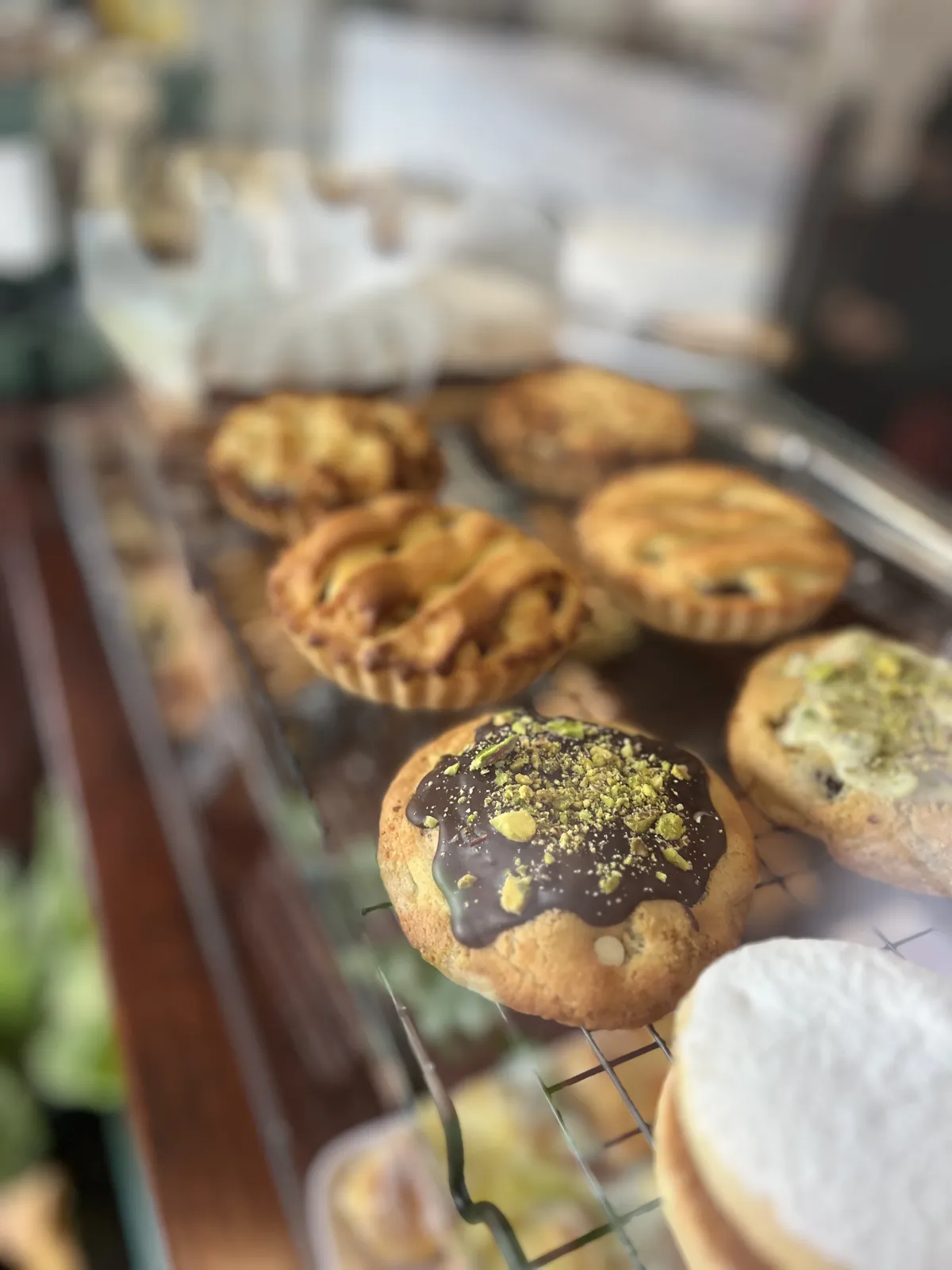 Cookies bañadas y tartaletas en la vitrina de LA BÁSICA