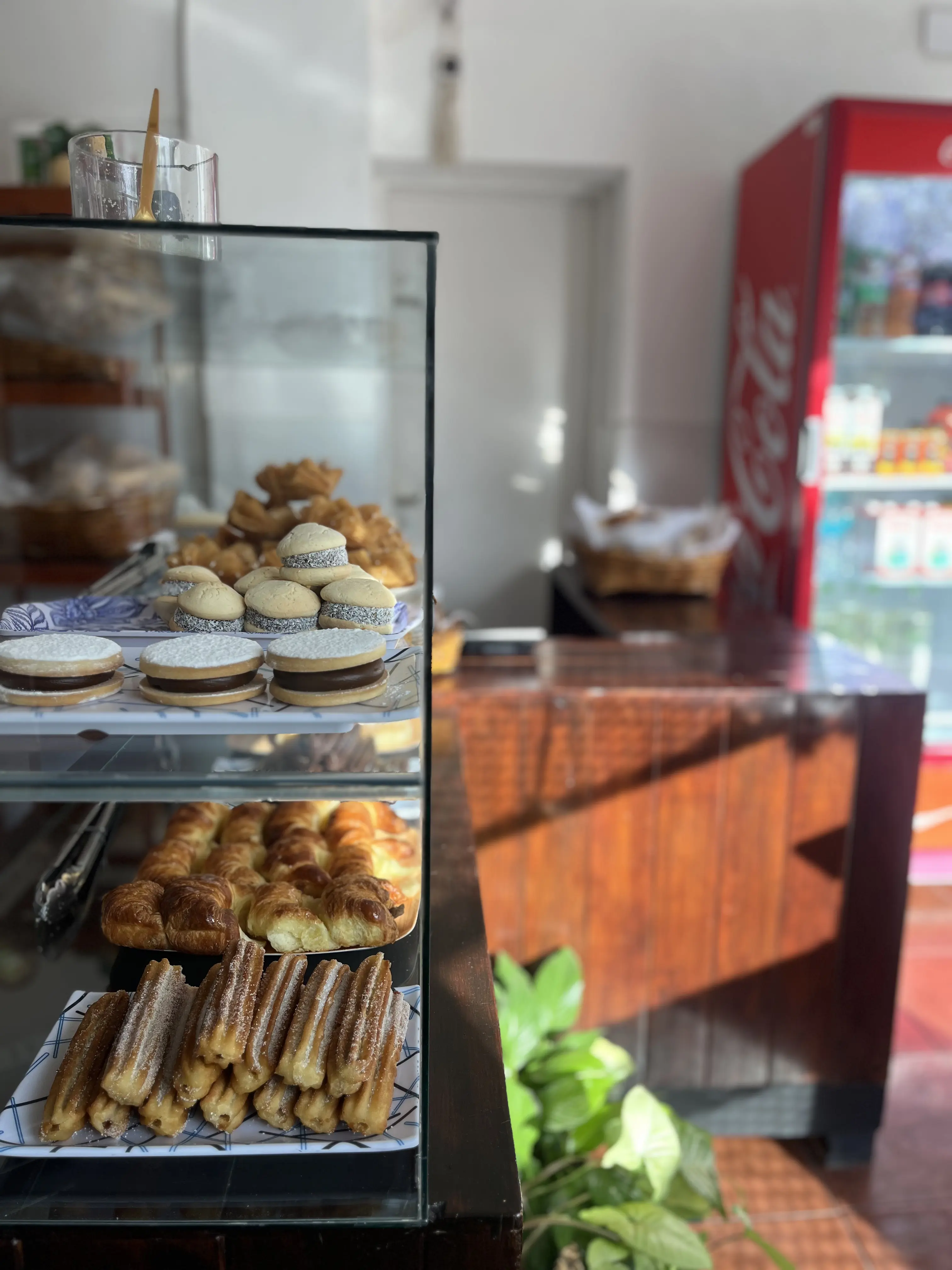 Vitrina con productos frescos en LA BÁSICA Pastelería
